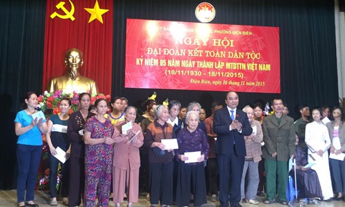 Para pemimpin Pemerintah dan Parlemen menghadiri Hari Pesta Persatuan Nasional  di kota Hanoi. - ảnh 1