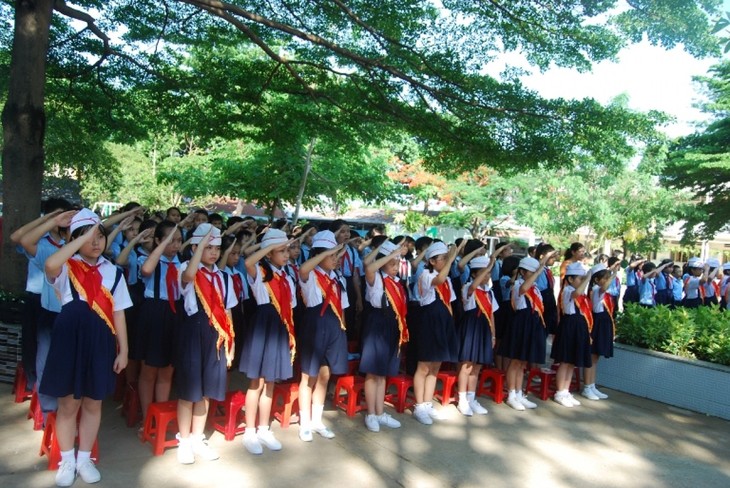 Hanoi secara serempak mengadakan Upacara Bendera dan Menyanyikan Lagu Nasional - ảnh 1