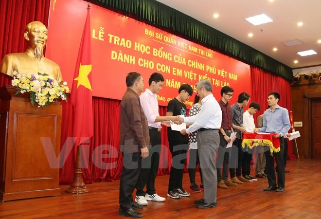 Pemerintah Vietnam memberikan bea siswa kepada anak kaum diaspora di Laos - ảnh 1