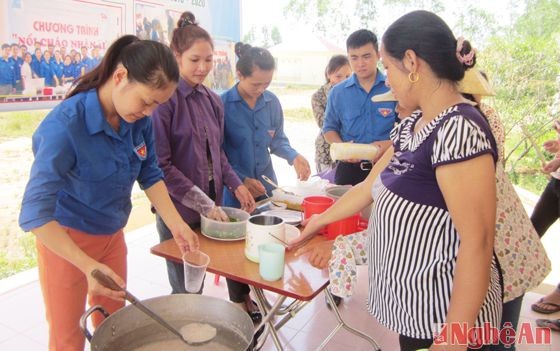 Kelub relawan Hanoi Young Inspirers” menjdi jembatan   kasih sayang - ảnh 1