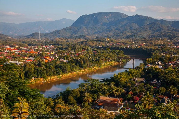 Menguak tabir pasar malam Luang Prabang - ảnh 1