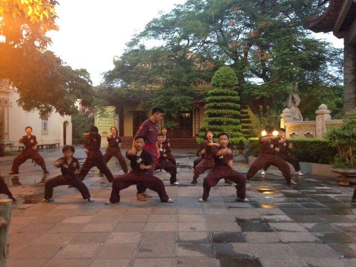 Belajar silat di pagoda- kursus main silat yang bermanfaat untuk pemuda dan anak-anak kota Hanoi - ảnh 2