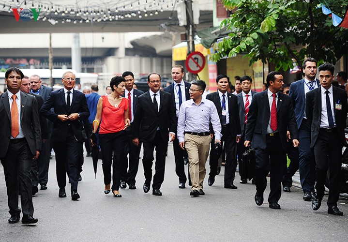 Orang- orang keturunan Vietnam yang mendampingi Pres.Perancis dalam kunjungan di Vietnam - ảnh 1