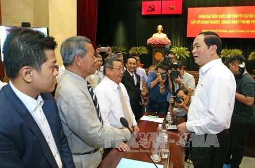 Presiden Vietnam, Tran Dai Quang melakukan pertemuan dengan kalangan  wirausaha kota Ho Chi Minh - ảnh 1