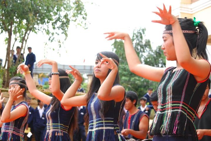 Tarian rakyat tradisional dari warga etnis K’ho - ảnh 1