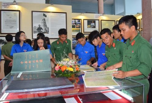 Pameran  peta dan dokumen tentang Hoang Sa dan Truong Sa wilayah Vietnam - ảnh 1