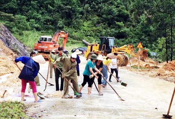 Perasaan manusia d di tengah- tengah hujan dan banjir di propinsi Quang Binh - ảnh 1