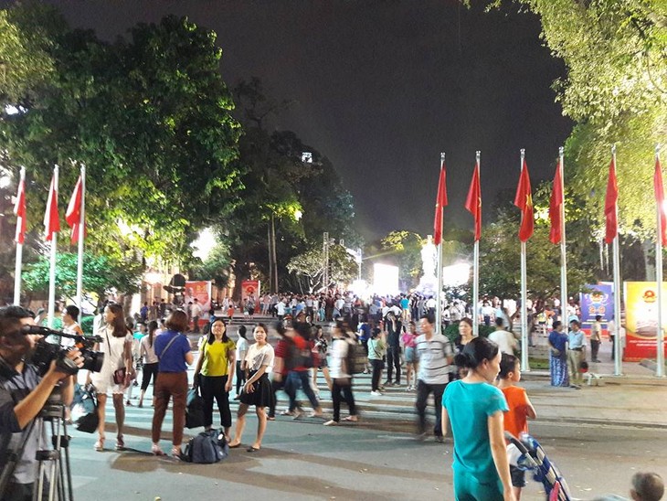 Kota Hanoi menciptakan daya tarik yang  lain dari yang  lain bagi para turis - ảnh 2