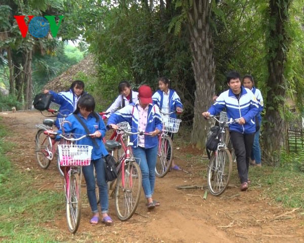 Proyek sepeda pinjaman  memasang sayap impian bagi para pelajar miskin - ảnh 1