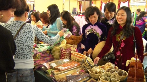 Festival Pasar Malam musim dingin di Kanada - ảnh 1