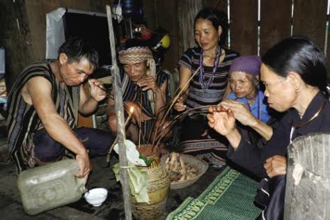 Adat- istiadat dan keyakinan warga etnis minoritas H’re  - ảnh 1