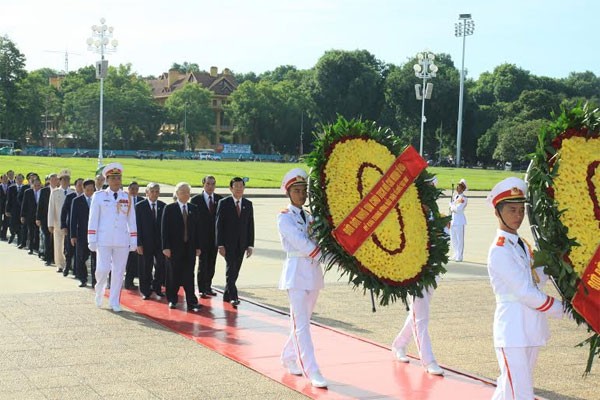 Para pemimpin Partai dan Negara berziarah ke Mosolium  Presiden Ho Chi Minh  - ảnh 1