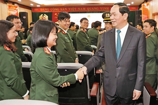 Presiden  Tran Dai Quang merngucapkan selamat Hari Raya Tet  di  Kantor Presiden - ảnh 1