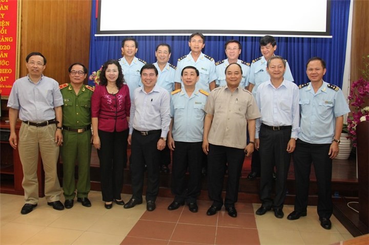 PM Vietnam, Nguyen Xuan Phuc memeriksa pekerjaan di  Bandara Internasional, Tan Son Nhat - ảnh 1