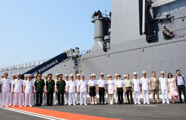 Kapal Angkatan Laut Singapura mengunjungi  Pelabuhan Internasional Cam Ranh - ảnh 1