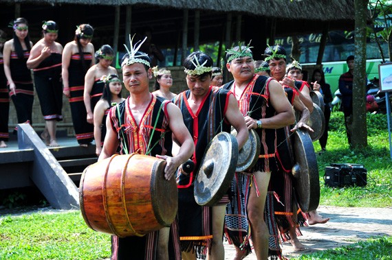 Warga etnis minoritas Gie Trieng di daerah perbatasan Vietnam- Laos - ảnh 1