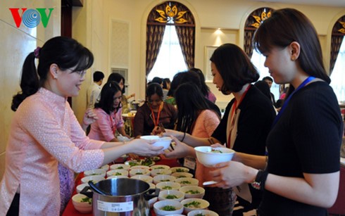 Temu pergaulan wanita ASEAN di Kedutaan Besar Vietnam di Tiongkok - ảnh 1