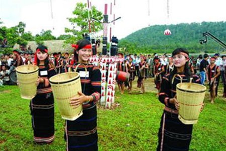 Menjaga seni menganyam keranjang gendongan dari warga etnis minoritas Chu –ru - ảnh 1