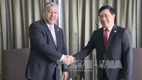 Deputi PM, Menlu Pham Binh Minh melakukan kontak bilateral di sela-sela Konferensi Menlu ASEAN - ảnh 1