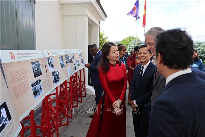 Une exposition de photo pour le 70e anniversaire des Accords de Genève  - ảnh 1