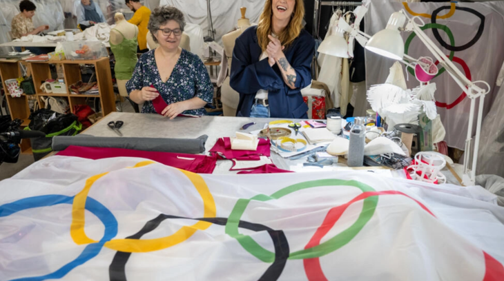 Course contre la montre pour les costumes des JO 2024 à Paris - ảnh 1