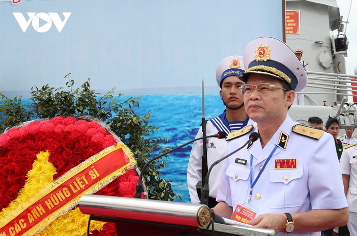 Hommage aux soldats et citoyens tombés lors de la victoire de la Marine populaire du Vietnam - ảnh 1