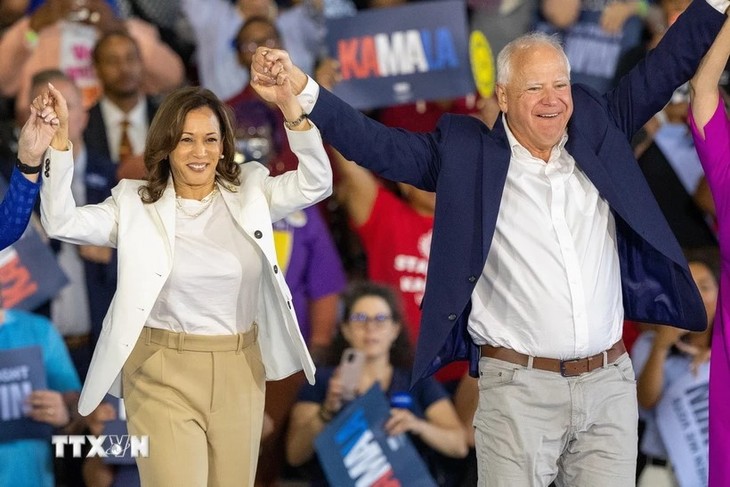 Élection américaine 2024: Harris et Walz gardent l'avantage dans les sondages - ảnh 1