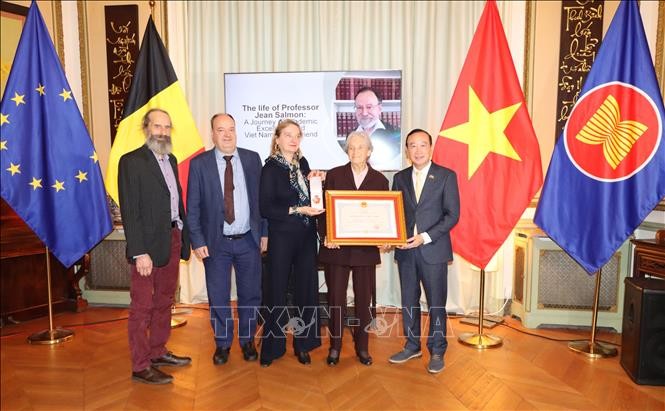 Le Vietnam rend hommage au professeur Jean Salmon, figure du droit international - ảnh 1