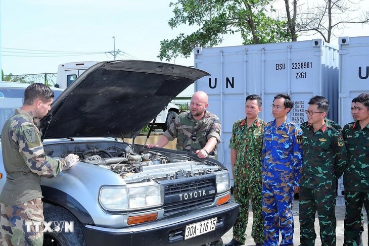 Renforcement de la coopération Vietnam-France en matière de maintien de la paix - ảnh 1