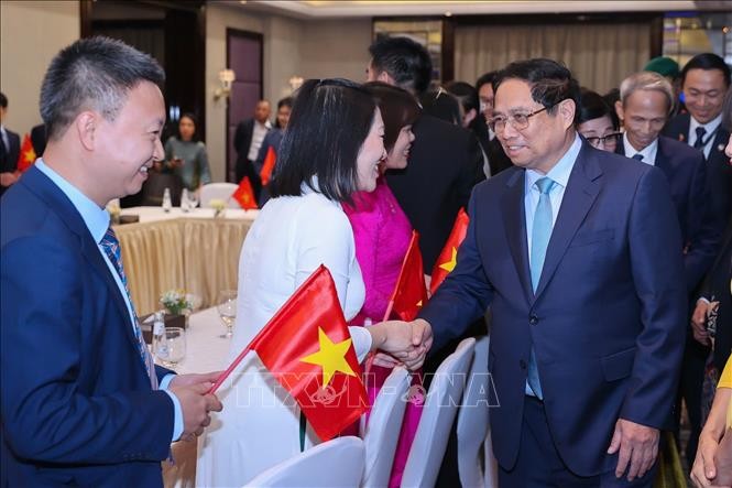 Pham Minh Chinh rencontre la communauté vietnamienne aux Émirats Arabes Unis - ảnh 1