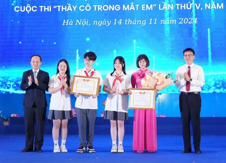 Activités à l’occasion de la Journée des enseignants du Vietnam - ảnh 1