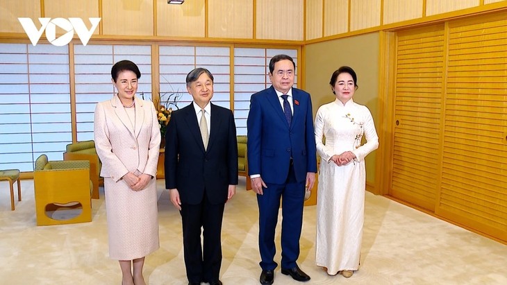 Rencontre entre le président de l’Assemblée nationale vietnamienne et le couple impérial japonais - ảnh 1