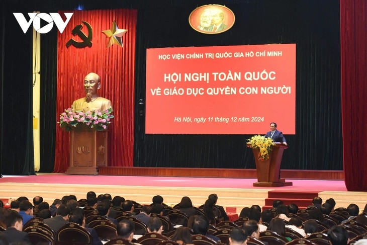 Pham Minh Chinh préside la conférence nationale sur l'éducation aux droits de l'homme - ảnh 1