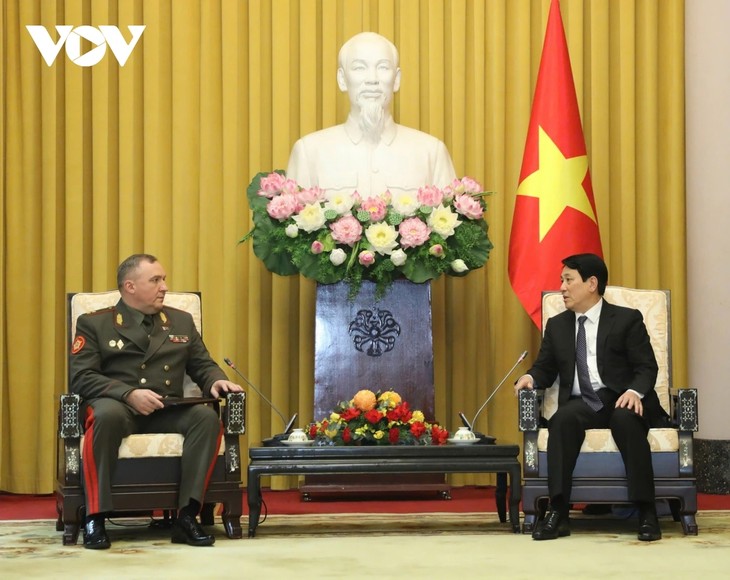 Le président Luong Cuong accueille le ministre de la Défense du Bélarus - ảnh 1