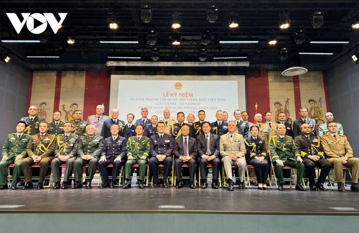 Célébration du 80e anniversaire de la fondation de l'Armée populaire du Vietnam en France - ảnh 1