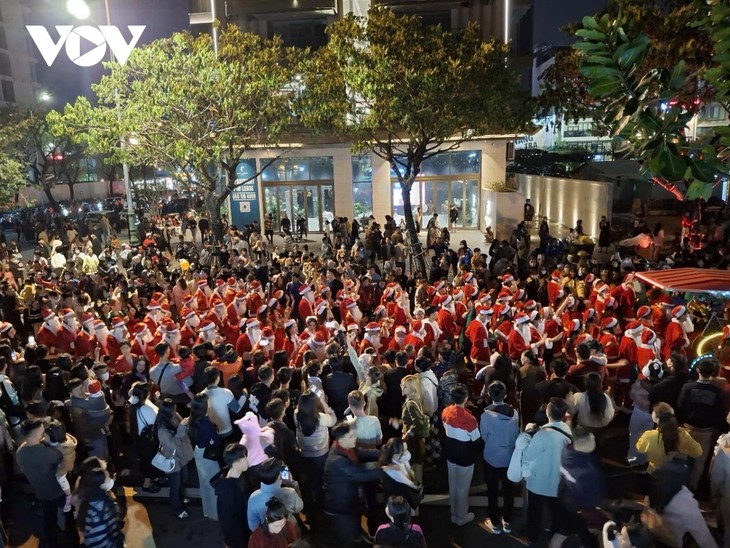 Da Nang et Binh Thuân célèbrent Noël en grande pompe - ảnh 1