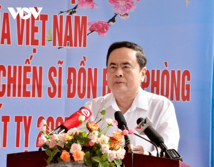 Le président de l'Assemblée nationale célèbre le Têt avec les habitants et soldats de Trà Vinh - ảnh 2