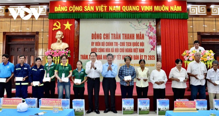 Têt 2025: Trân Thanh Mân offre des cadeaux et fixe des objectifs ambitieux pour Tra Vinh - ảnh 1