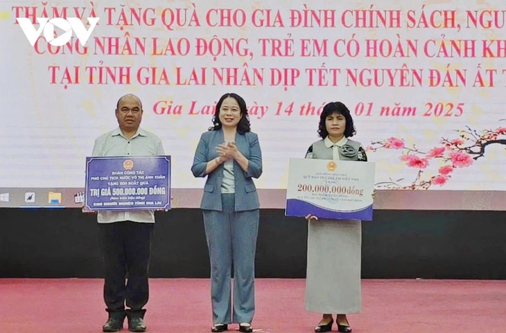 Actions de solidarité des dirigeants vietnamiens à l’approche du Nouvel An lunaire - ảnh 1