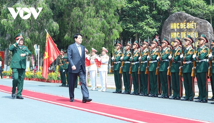 Têt: Luong Cuong présente ses voeux à la neuvième zone militaire - ảnh 1