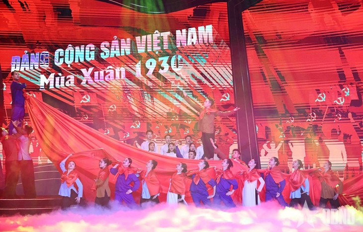 Un spectacle pour les 95 ans du Parti communiste vietnamien  - ảnh 1