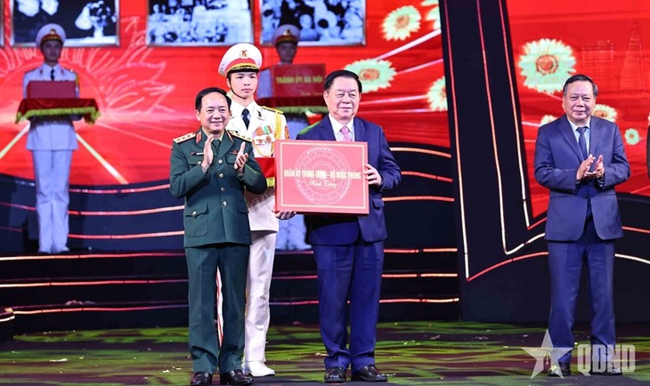 Un spectacle pour les 95 ans du Parti communiste vietnamien  - ảnh 2