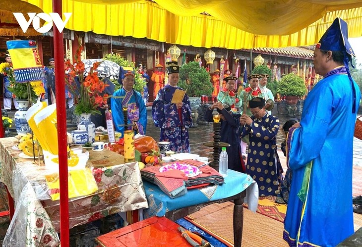 Hué célèbre le début du printemps avec ses rituels ancestraux au Palais impérial - ảnh 1