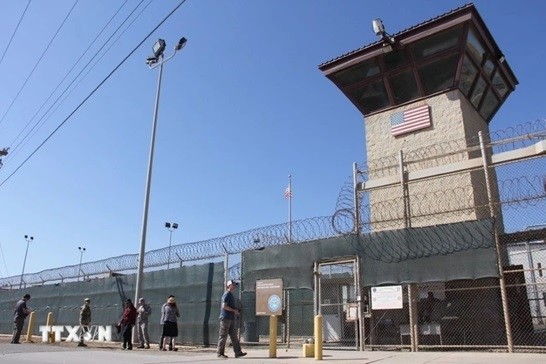 Les États-Unis commencent à transférer des migrants vers la base de Guantanamo - ảnh 1