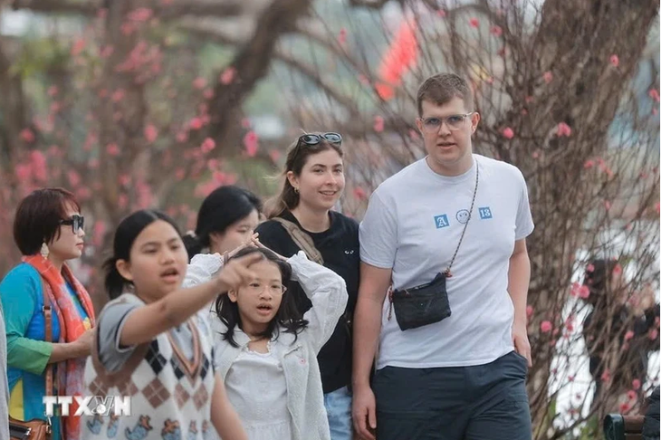 Janvier 2025: une hausse record du nombre de visiteurs étrangers au Vietnam - ảnh 1