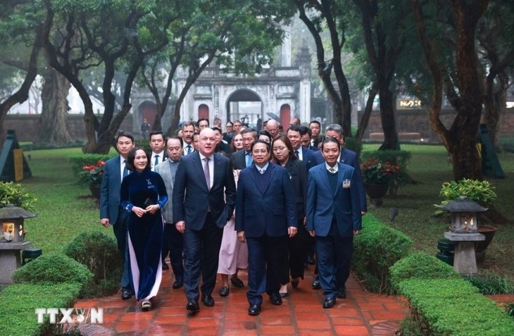 Phạm Minh Chính et Christopher Luxon visitent le Temple de la Littérature   - ảnh 1