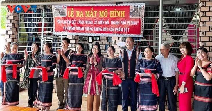 Au cœur du tissage traditionnel Jrai: le club du village de Phung - ảnh 1