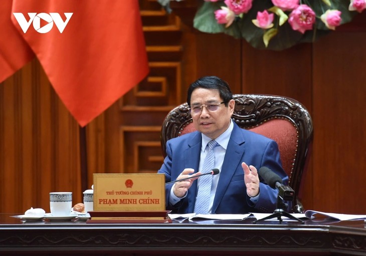 Pham Minh Chinh exhorte à finaliser le décret sur le contrôle stratégique du commerce d’ici le 5 mai - ảnh 1