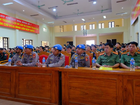 Formation de maintien de la paix pour les forces de sécurité vietnamiennes - ảnh 1
