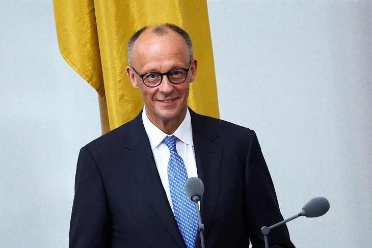 Premier déplacement de Friedrich Merz à Paris et à Varsovie - ảnh 1